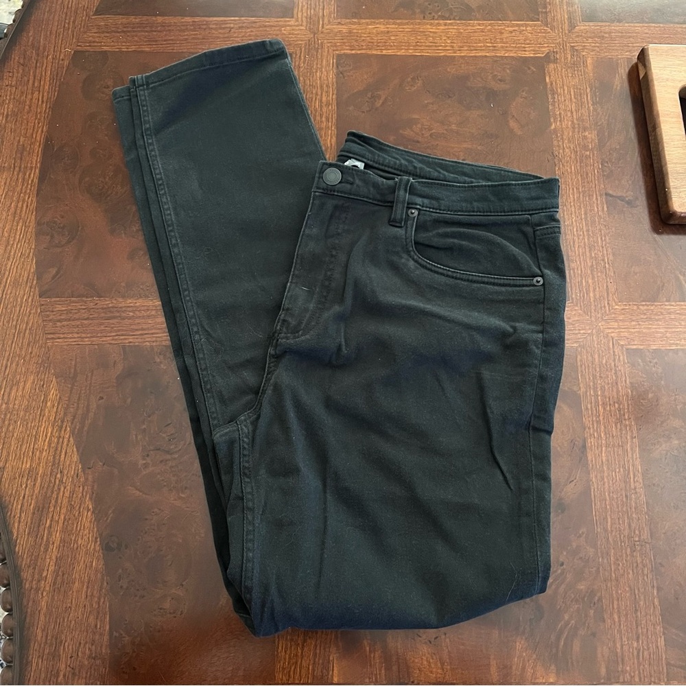Vuori Men's Dark Jeans